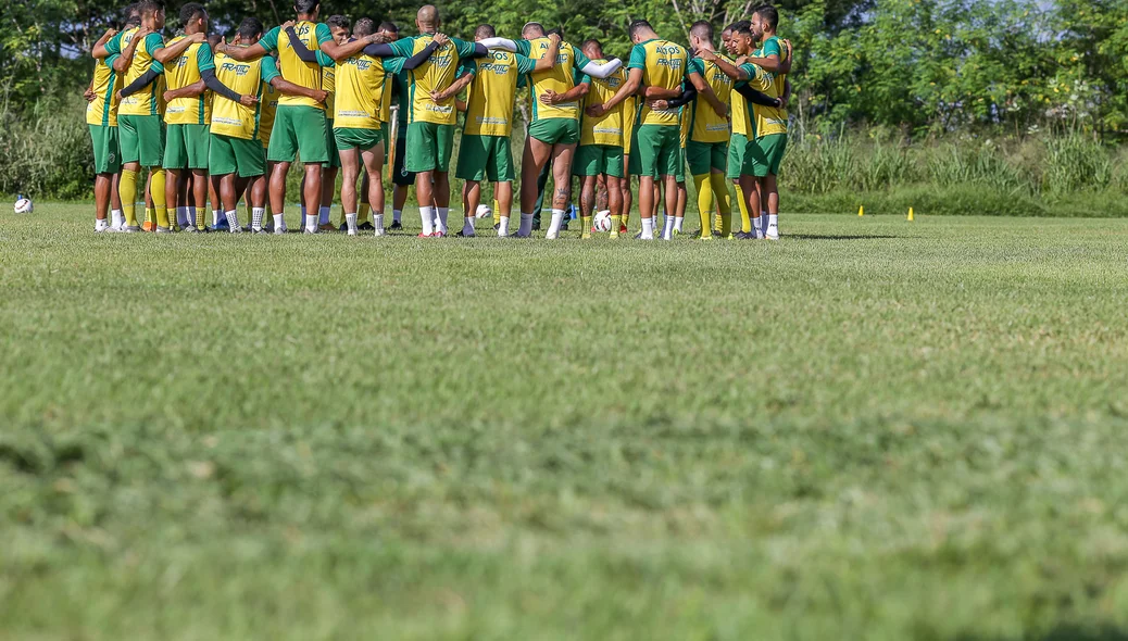 Time reunido antes do treino