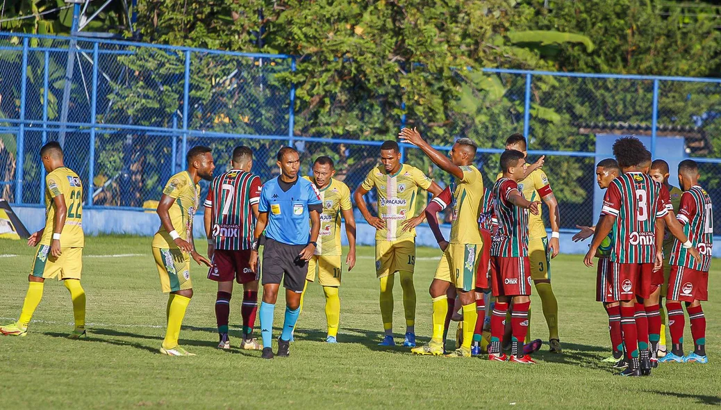 Times discutem jogada duvidosa