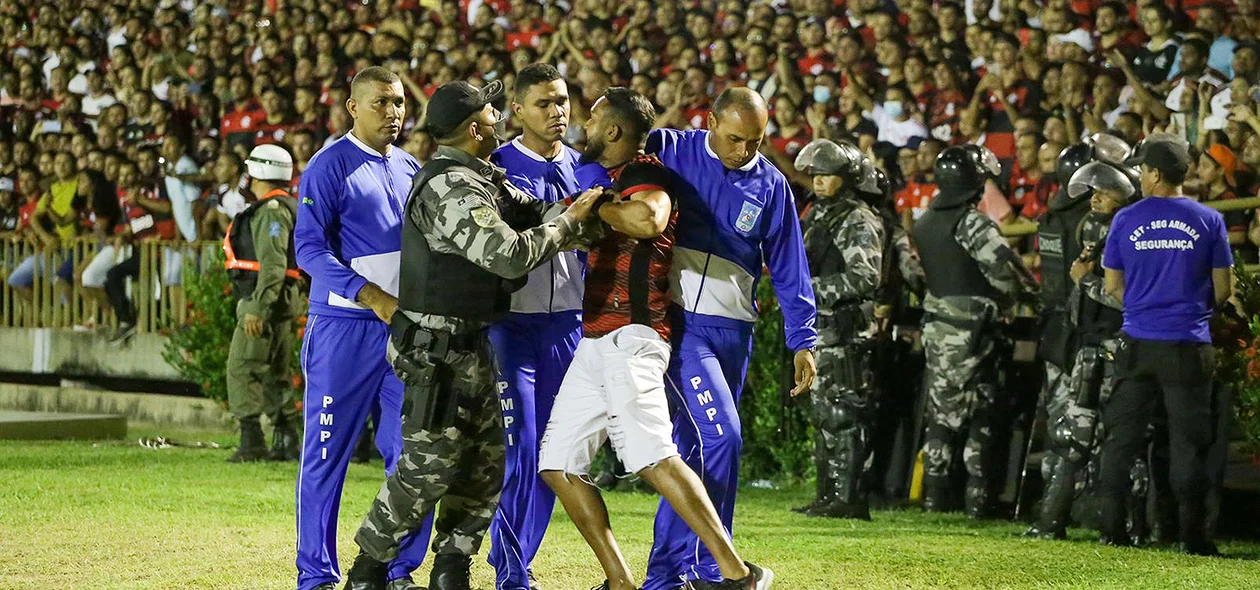 Torcedor tentou invadir campo