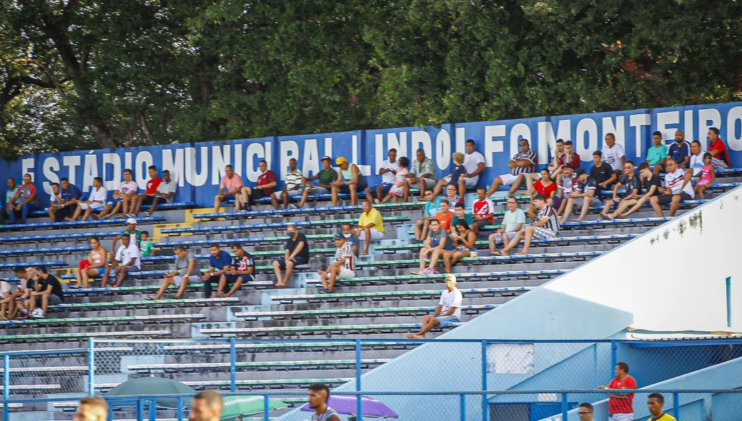 Torcida prestigiando o jogo