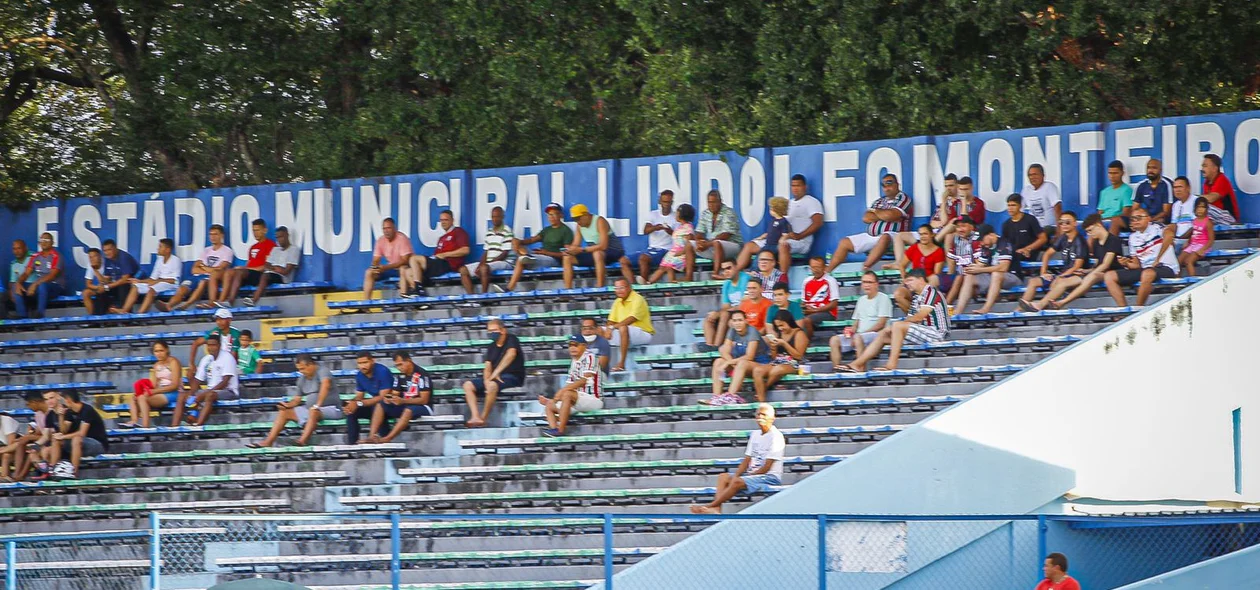 Torcida prestigiando o jogo