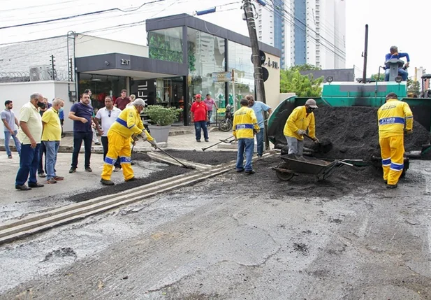Trecho da Avenida Dom Severino recebe nova pavimentação e microdrenagem