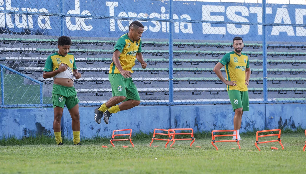 Treino aconteceu no estádio Lindolfo Monteiro