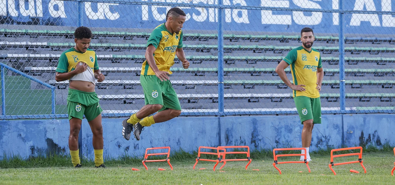 Treino aconteceu no estádio Lindolfo Monteiro