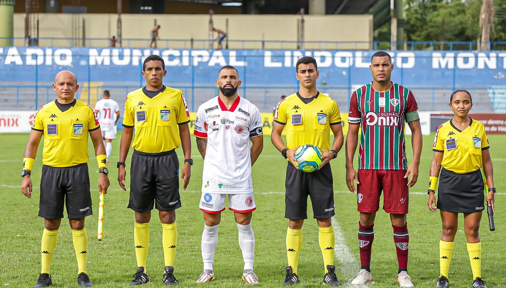 Trio de arbitragem com os jogadores