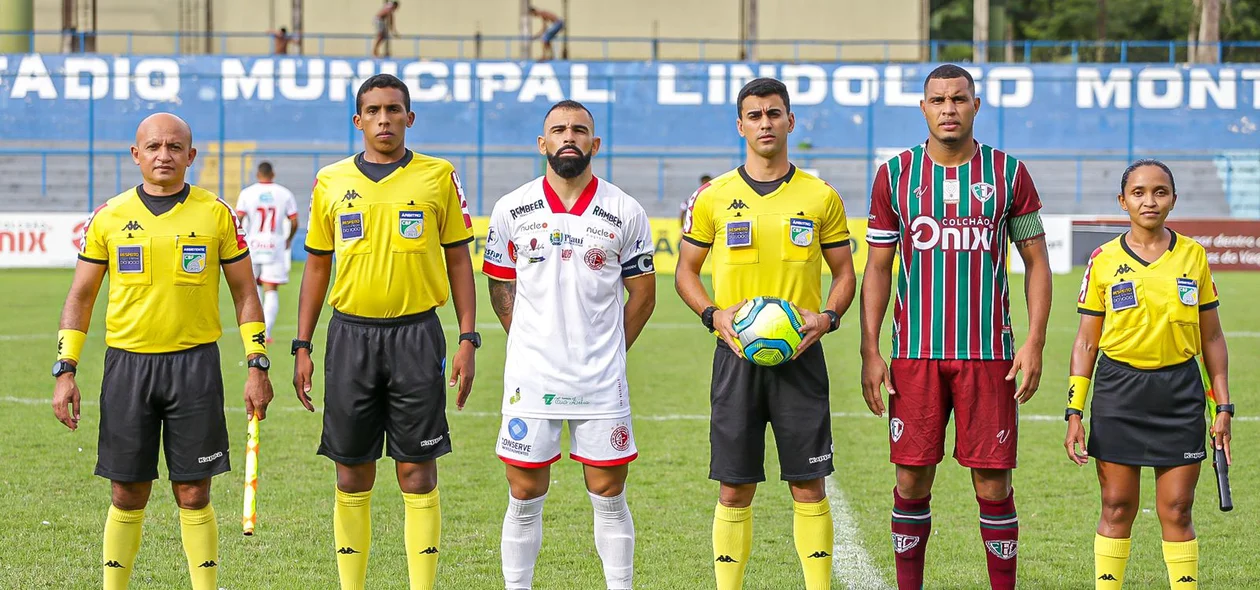 Trio de arbitragem com os jogadores