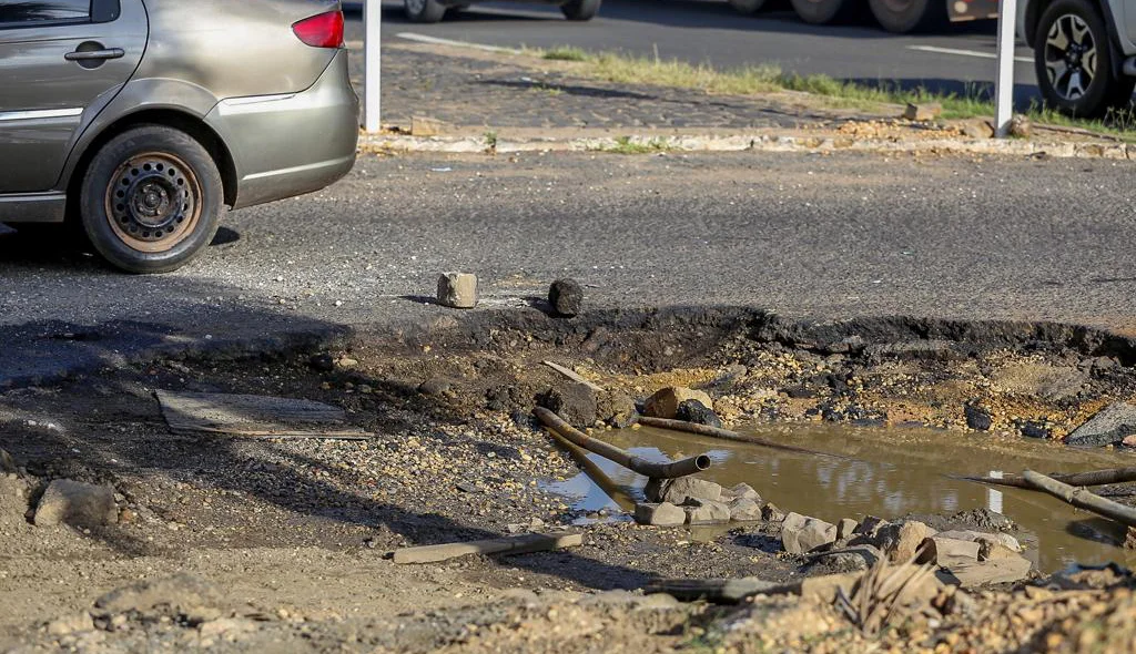 Vários veículos já ficaram presos em buraco na Avenida João XXIII
