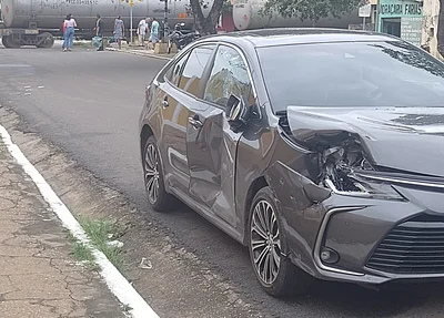 Veículo após ser batido pelo trem