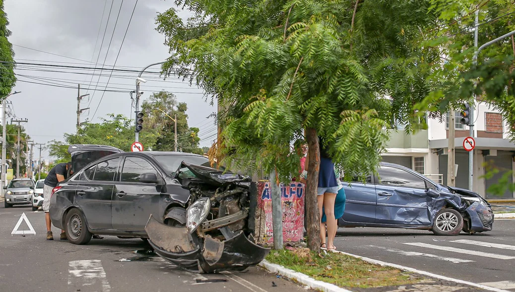 Veículos ficaram destruídos após o acidente