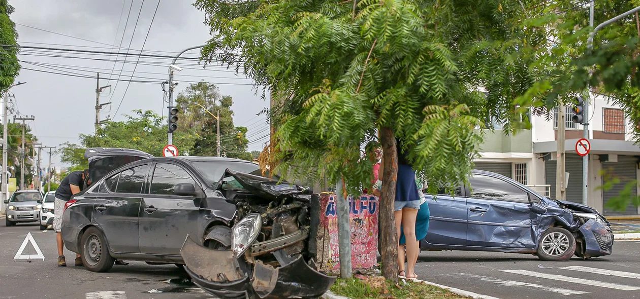 Veículos ficaram destruídos após o acidente