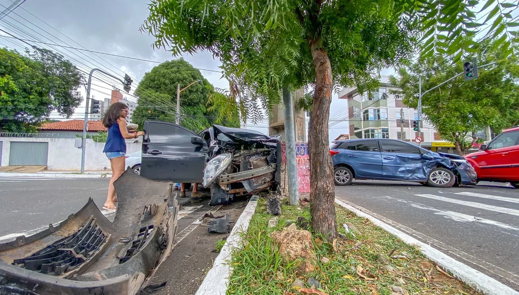 Veículos ficaram destruídos no cruzamento das avenidas Dom Severino com Ininga