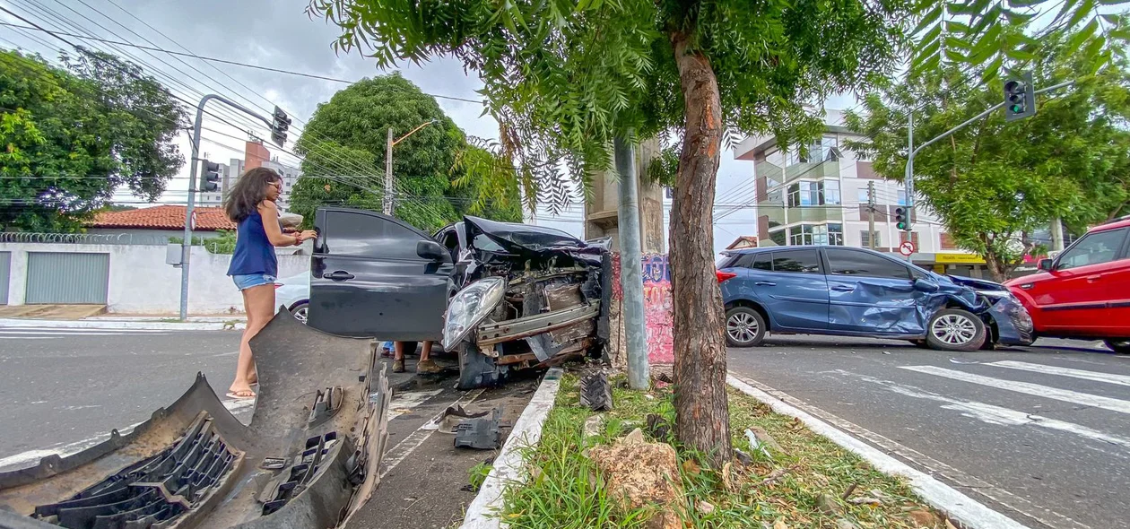 Veículos ficaram destruídos no cruzamento das avenidas Dom Severino com Ininga