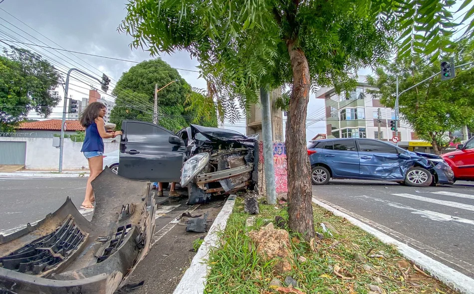 Veículos ficaram destruídos no cruzamento das avenidas Dom Severino com Ininga