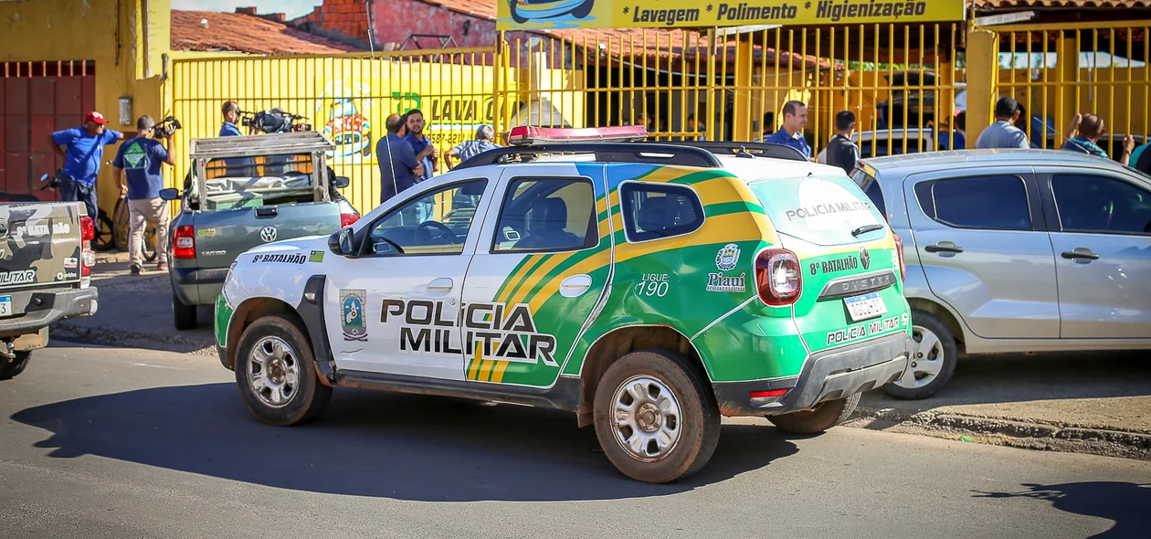 Viatura do 8º BPM no local do crime