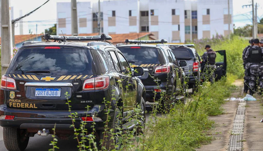 Viaturas da Polícia Federal no residencial Parque Brasil