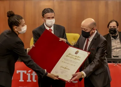 Wellington Dias recebendo o título de cidadão paulistano