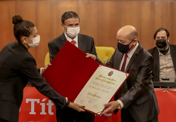 Wellington Dias recebendo o título de cidadão paulistano