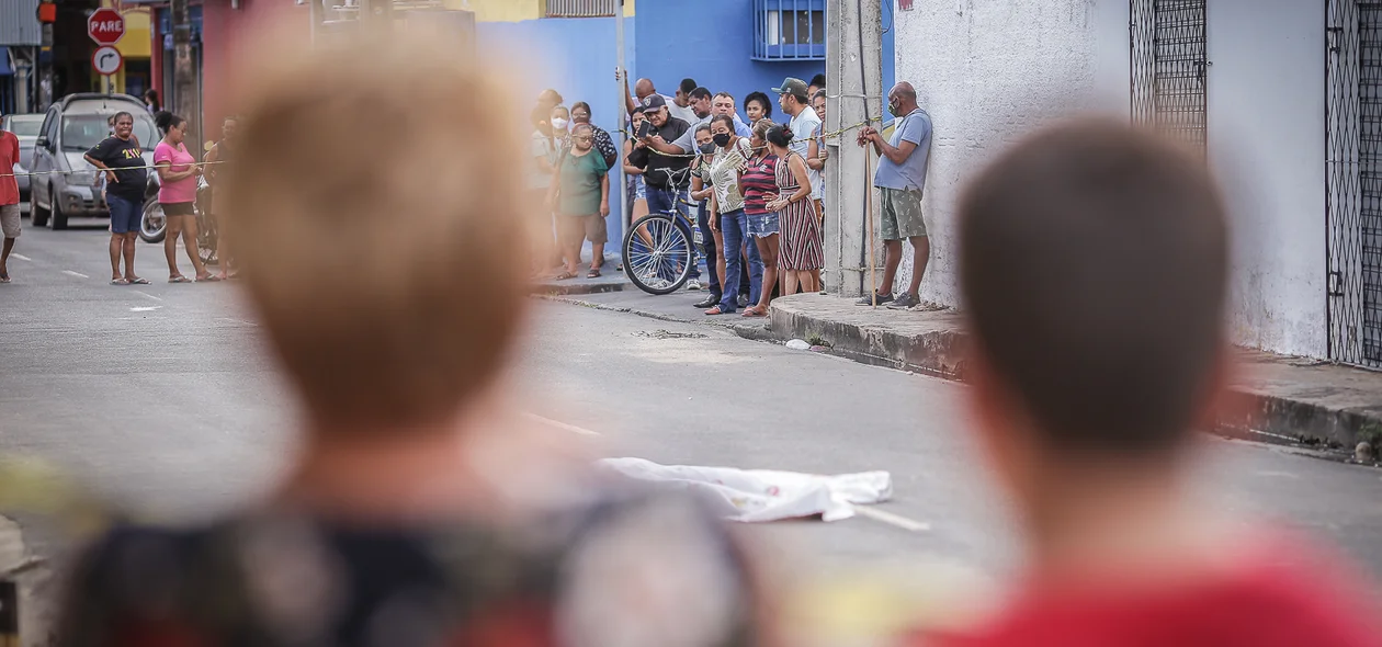 A vítima estava acompanhada de uma garota quando foi assassinada