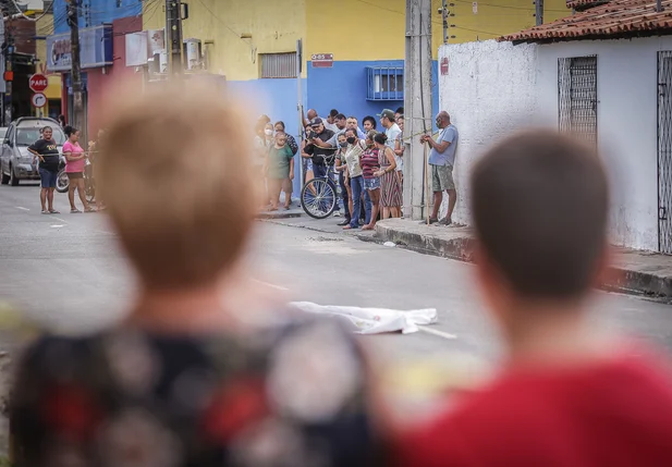 A vítima estava acompanhada de uma garota quando foi assassinada