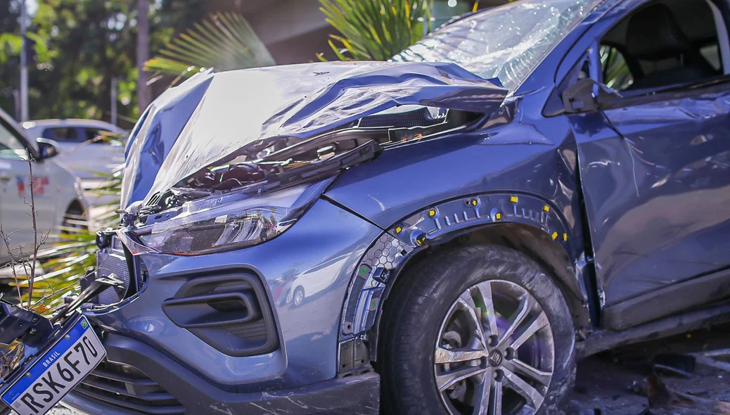 Acidente deixou carro destruído
