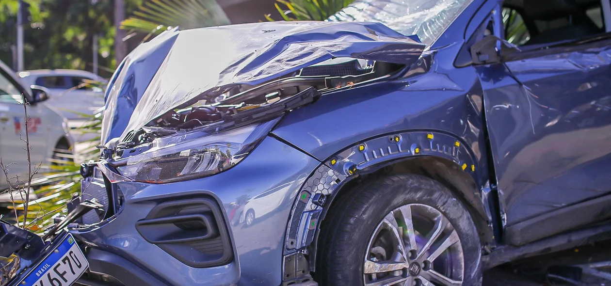 Acidente deixou carro destruído