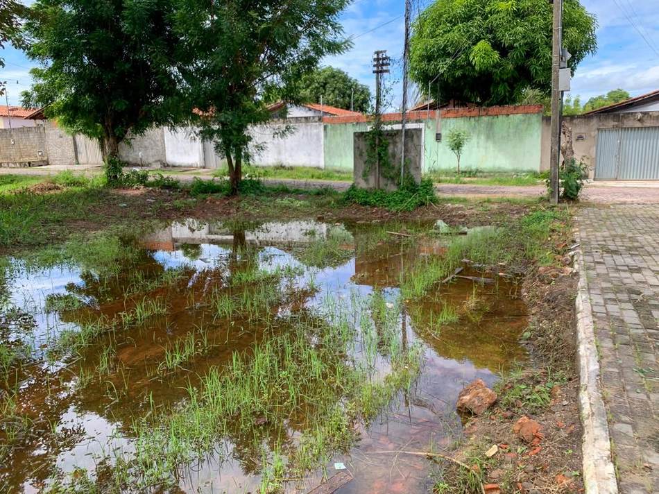 Água acumulada em praça pode virar foco do mosquito da dengue