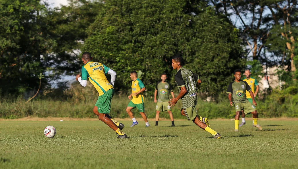 Altos treinando com o time do Sub-20 do Tiradentes