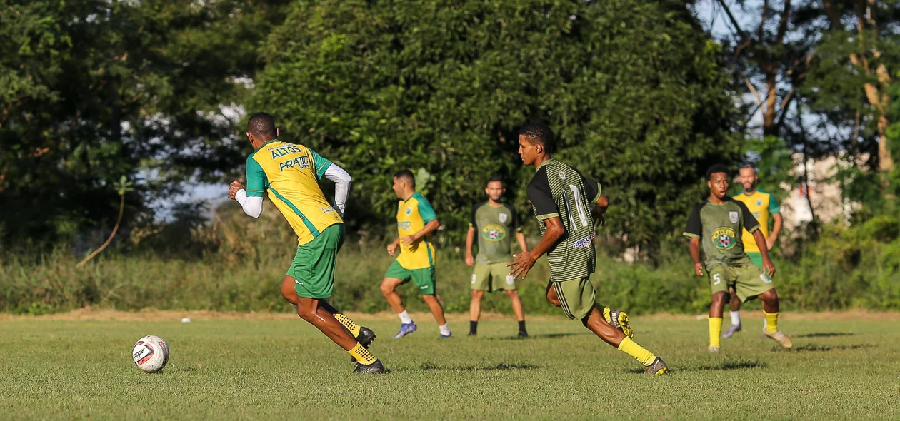 Altos treinando com o time do Sub-20 do Tiradentes