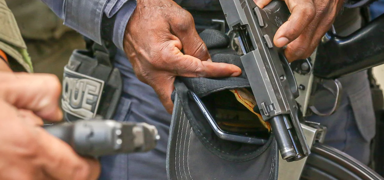 Arma apreendida com os criminosos