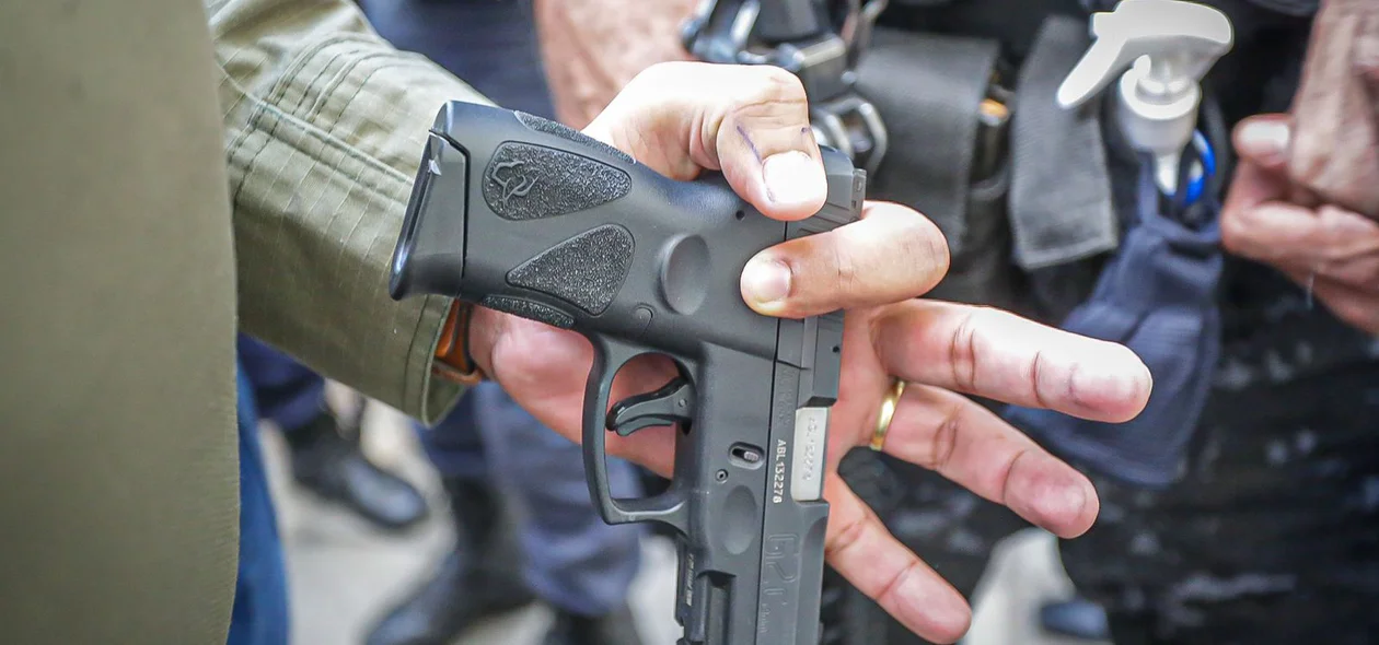 Arma apreendida pela polícia com os bandidos