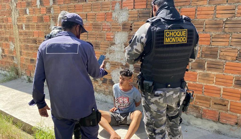 Assaltante sendo preso pela Polícia Militar