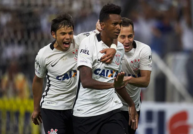 Atacante Jô comemora gol