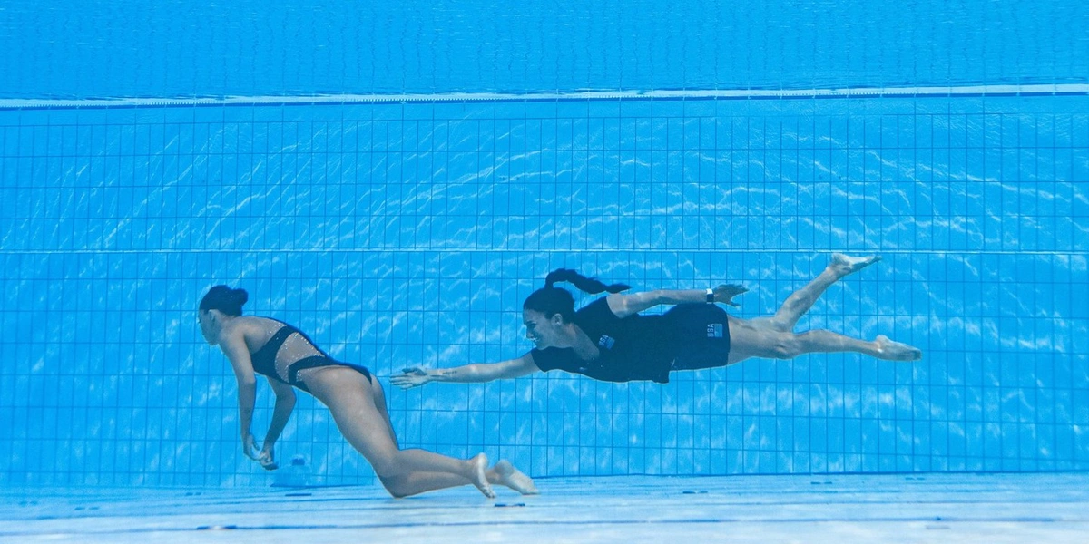 Atleta americana Anita Álvarez precisou ser socorrida na piscina pela treinadora Andrea Fuentes.
