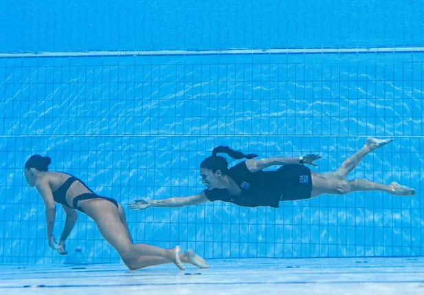 Atleta americana Anita Álvarez precisou ser socorrida na piscina pela treinadora Andrea Fuentes.