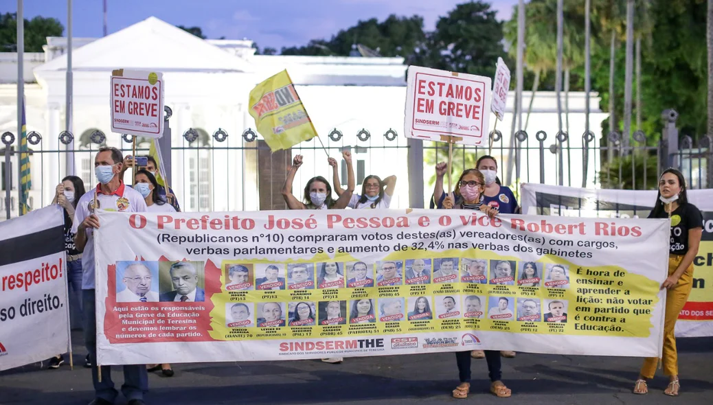 Ato encerrou na frente do Palácio de Karnak
