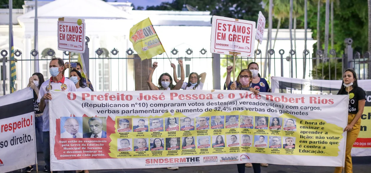 Ato encerrou na frente do Palácio de Karnak