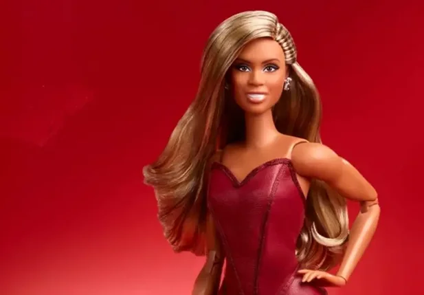 Atriz Laverne Cox é a primeira trans a ganhar uma versão da Barbie