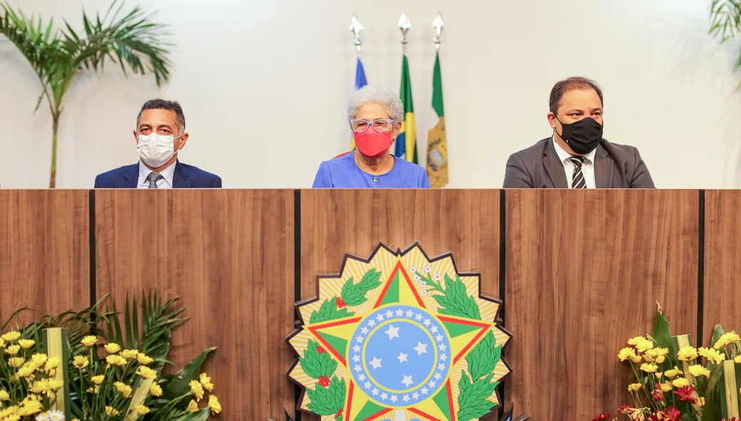Autoridades na mesa de honra