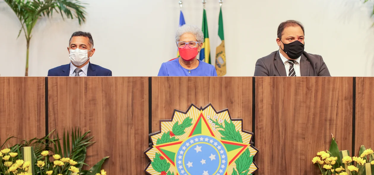 Autoridades na mesa de honra