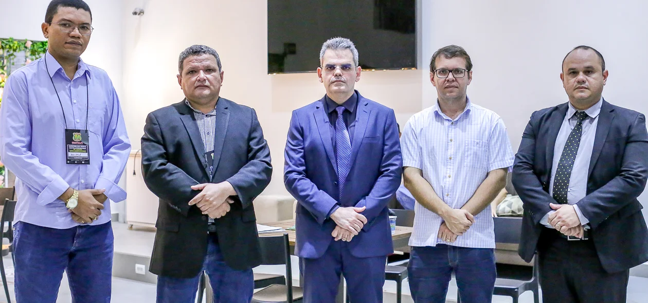 Autoridades na reunião