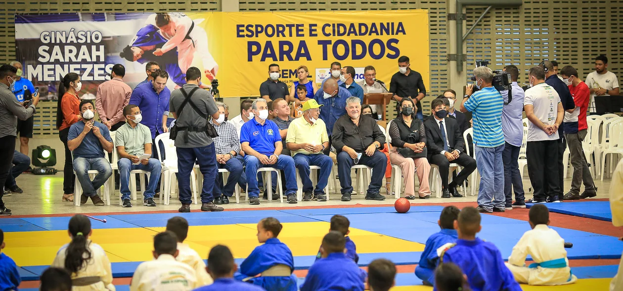 Autoridades no evento