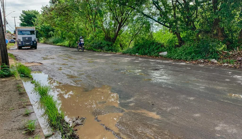 Avenida Celso Pinheiro está cheia de buracos