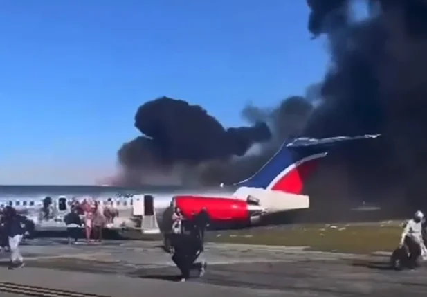 Avião da Red Air pega fogo ao fazer pouso forçado em Miami.