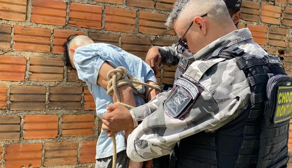 Bandido sendo preso pela Polícia Militar
