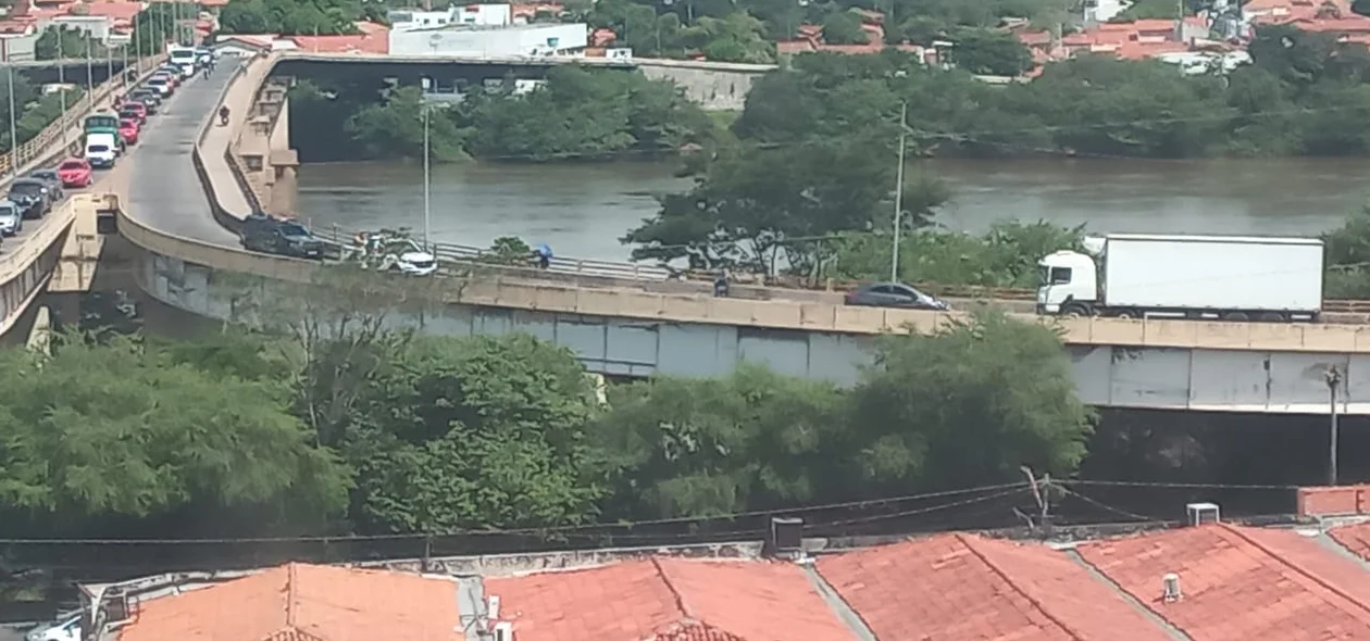 Bandidos abandonaram carro na Avenida Presidente Médici