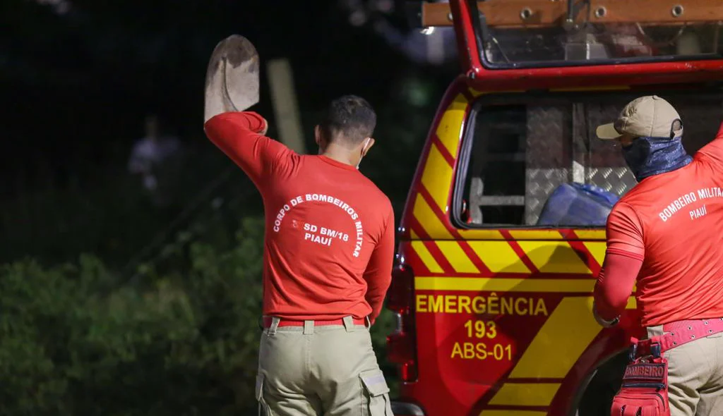 Bombeiros foram acionados para desenterrar o corpo da vítima