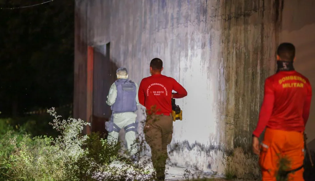 Bombeiros no local do crime