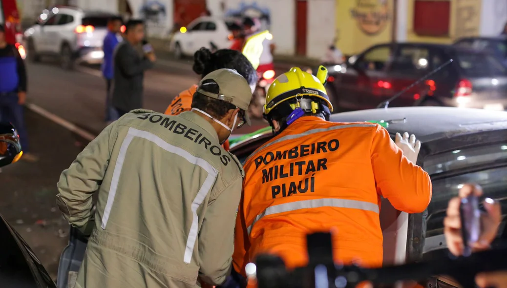 Bombeiros retiraram vítima do carro