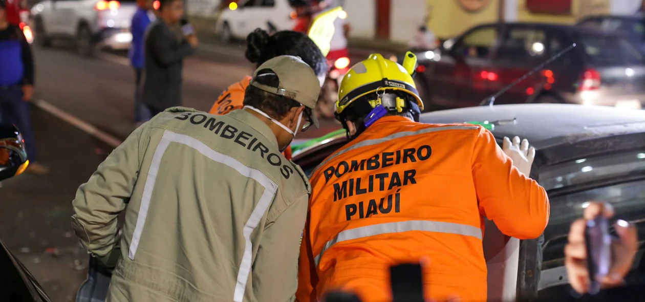 Bombeiros retiraram vítima do carro