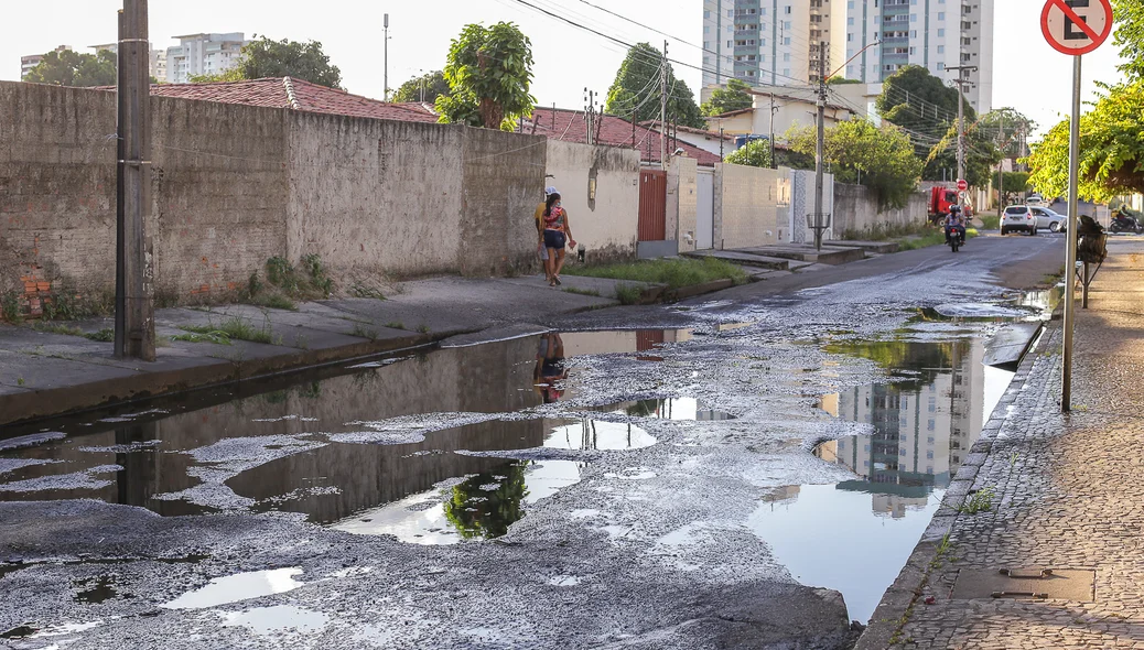 Buracos em rua da Zona Leste de Teresina